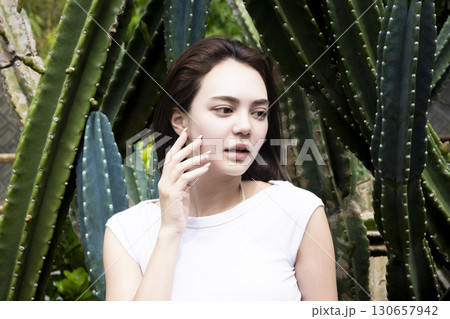 サボテンの前に立つきれいな女性 サボテンの前に立つきれいな女性 130657942