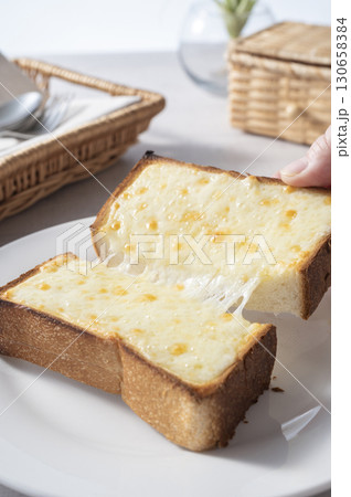 こんがりとろりチーズトースト 130658384