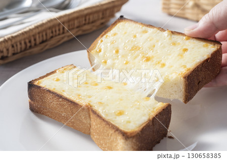 こんがりとろりチーズトースト 130658385
