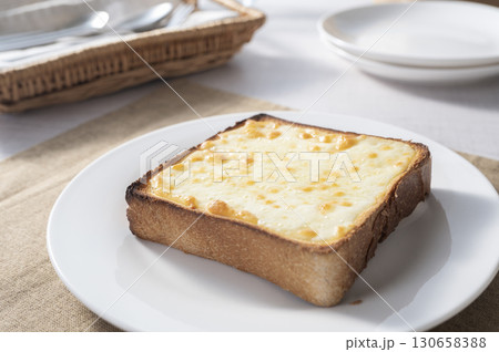 こんがりとろりチーズトースト 130658388