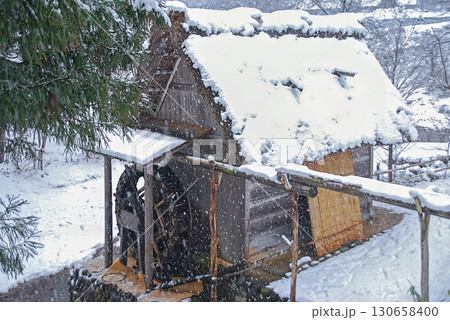 白川郷の合掌造りと水車小屋、日本の原風景が息づく世界遺産の村の秋 白川郷の合掌造りと水車小屋、日本の原風景が息づく世界遺産の村の秋 130658400
