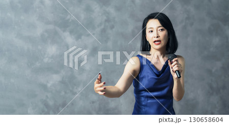 マイクを持って歌う女性歌手 130658604