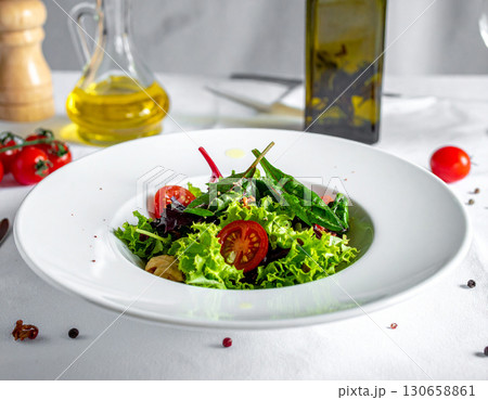 オリーブオイルをかけるフレッシュサラダ オリーブオイルをかけるフレッシュサラダ 130658861