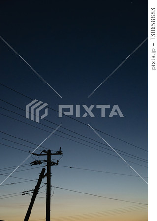 夜明け前のグラデーション空と電柱のシルエット 夜明け前のグラデーション空と電柱のシルエット 130658883
