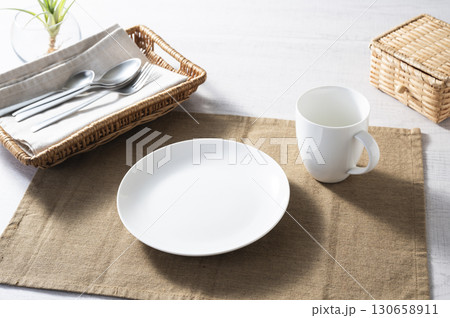 空っぽの食器　朝食イメージ 130658911