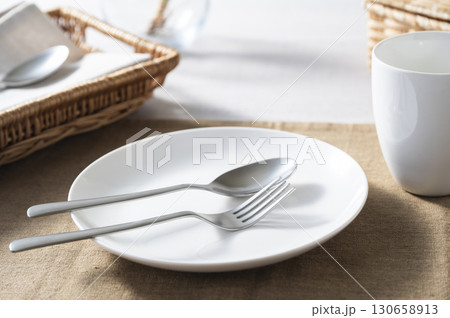 空っぽの食器　朝食イメージ 130658913
