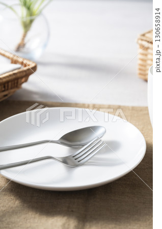 空っぽの食器　朝食イメージ 130658914