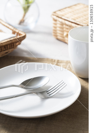空っぽの食器　朝食イメージ 130658915