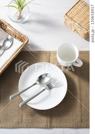 空っぽの食器　朝食イメージ 130658917