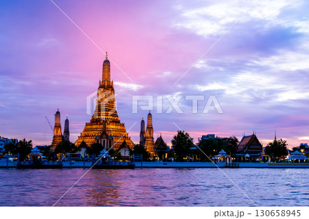 ワットアルン　夕景 130658945