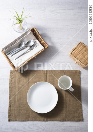 空っぽの食器　朝食イメージ 130658956