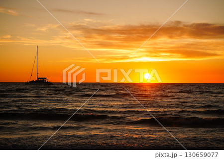 海に沈む夕日 海に沈む夕日 130659077