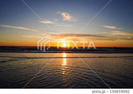 海に沈む夕日 130659092