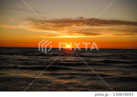 海に沈む夕日 130659093