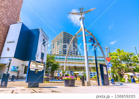 日本の横浜都市景観青い郵便ポスト（濃紺のポスト）や横浜の人気ショッピングストリート・元町などを望む 130659205