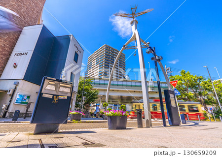 日本の横浜都市景観青い郵便ポスト（濃紺のポスト）や横浜の人気ショッピングストリート・元町などを望む 130659209