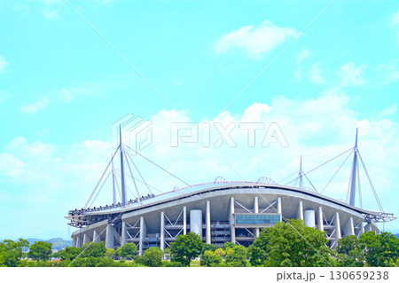 愛知県豊田市、新緑の豊田スタジアムとその周辺の風景 愛知県豊田市、新緑の豊田スタジアムとその周辺の風景 130659238