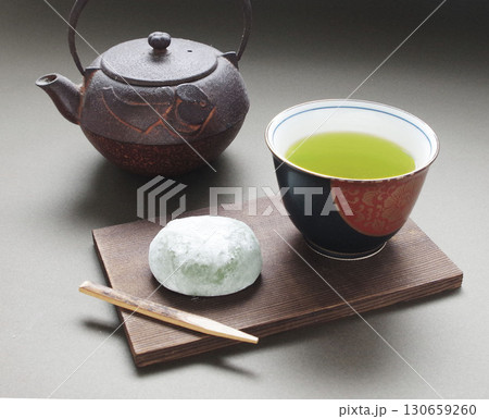 日本のイメージ 日本茶 緑茶 和菓子 大福 鉄瓶 日本のイメージ 日本茶 緑茶 和菓子 大福 鉄瓶 130659260