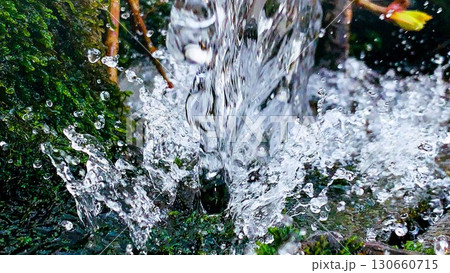 苔むす岩に弾ける清流の水しぶき クローズアップ 苔むす岩に弾ける清流の水しぶき クローズアップ 130660715