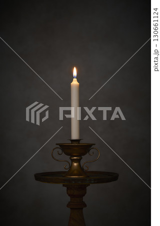 1本のろうそくの灯り 130661124