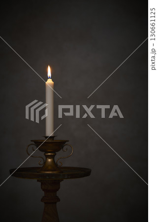 1本のろうそくの灯り 130661125