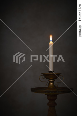 1本のろうそくの灯り 1本のろうそくの灯り 130661126