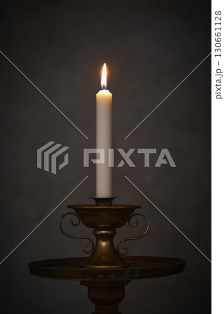 1本のろうそくの灯り 130661128