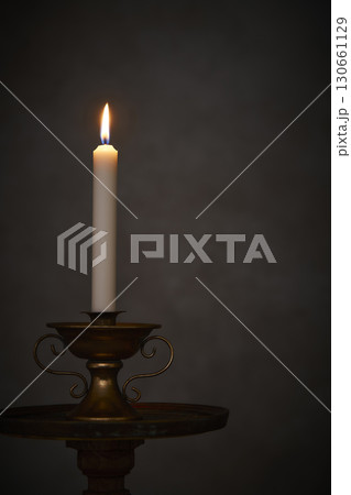 1本のろうそくの灯り 130661129