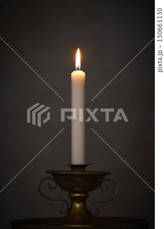 1本のろうそくの灯り 130661130