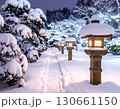 雪の並木道と灯籠が照らす冬の夜景 130661150