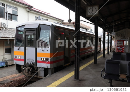 新見駅に停車中の芸備線キハ120形（新見⇔備後落合） 130661981