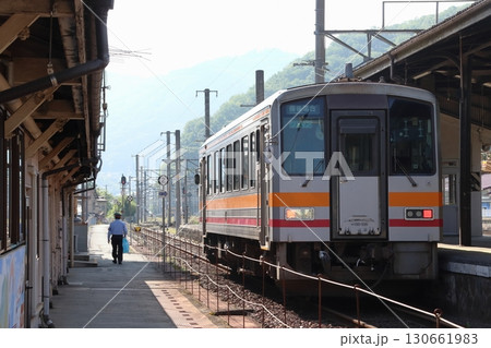 新見駅に停車中の芸備線キハ120形（新見⇔備後落合） 130661983
