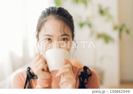 ホットコーヒーを飲む女性 130662049