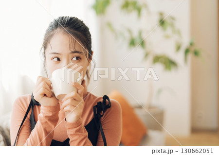 ホットコーヒーを飲む女性 130662051