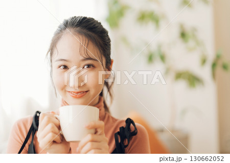 ホットコーヒーを飲む女性 130662052