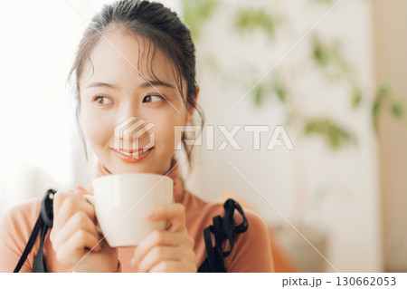 ホットコーヒーを飲む女性 130662053