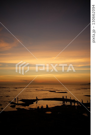 海に沈む夕日を見る人々 海に沈む夕日を見る人々 130662094