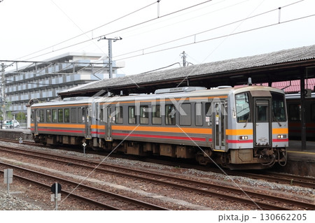 新見駅に停車中の姫新線キハ120形(津山⇔新見) 新見駅に停車中の姫新線キハ120形(津山⇔新見) 130662205