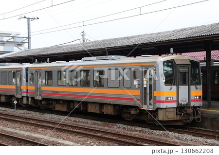 新見駅に停車中の姫新線キハ120形(津山⇔新見) 新見駅に停車中の姫新線キハ120形(津山⇔新見) 130662208