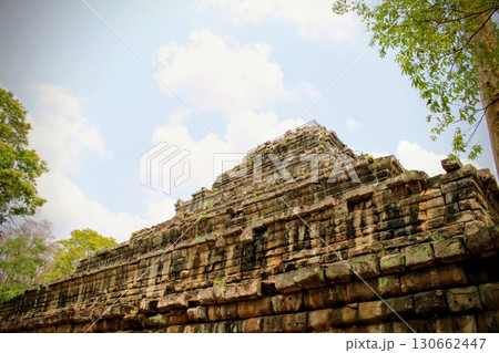 真下から見たプラサット・トムのピラミッド 130662447