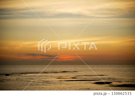 海に沈む夕日 海に沈む夕日 130662535