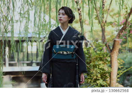 日本庭園の橋の上、柳の木の下でポーズをとる着物姿の女性|和装・伝統美 日本庭園の橋の上、柳の木の下でポーズをとる着物姿の女性|和装・伝統美 130662568