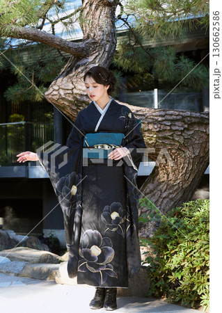 松の木の前に佇む着物姿の女性|日本庭園・和風・ポートレート 松の木の前に佇む着物姿の女性|日本庭園・和風・ポートレート 130662586