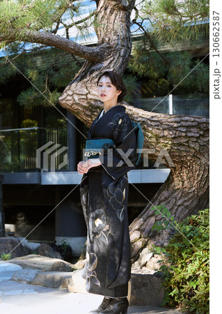 松の木の前に佇む着物姿の女性|日本庭園・和風・ポートレート 松の木の前に佇む着物姿の女性|日本庭園・和風・ポートレート 130662587