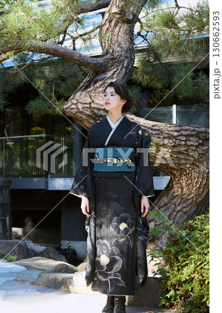 松の木の前に佇む着物姿の女性|日本庭園・和風・ポートレート 松の木の前に佇む着物姿の女性|日本庭園・和風・ポートレート 130662593