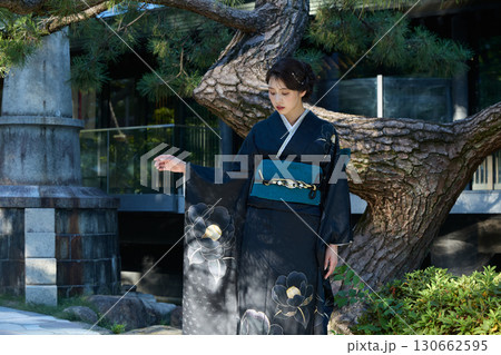 松の木の前に佇む着物姿の女性|日本庭園・和風・ポートレート 松の木の前に佇む着物姿の女性|日本庭園・和風・ポートレート 130662595