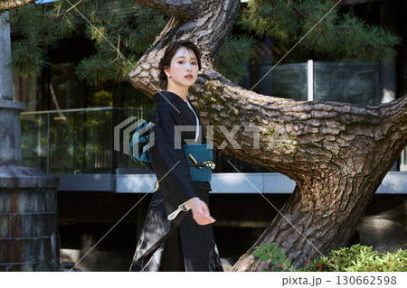 松の木の前に佇む着物姿の女性|日本庭園・和風・ポートレート 松の木の前に佇む着物姿の女性|日本庭園・和風・ポートレート 130662598