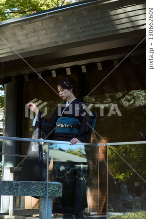 神社で和装を纏う女性のポートレート｜着物・神社・伝統美 130662609