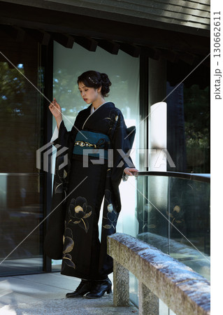 神社で和装を纏う女性のポートレート｜着物・神社・伝統美 130662611