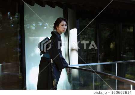 神社で和装を纏う女性のポートレート｜着物・神社・伝統美 130662614